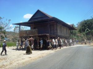 Uniknya Tradisi Pindah Rumah Ala Suku Bugis | infobudaya.net